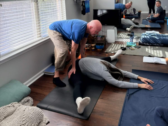 O1 Somebody doing yoga in an unusual place. Hotel, nature, anywhere but a studio